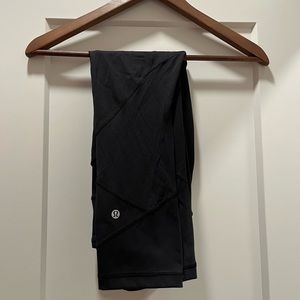 LULULEMON-Black lululemon Capri leggings